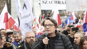 Režisérka Hořícího keře Agnieszka Hollandová na protestech ve Varšavě