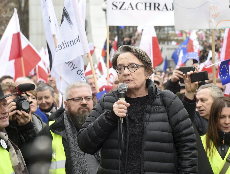 Režisérka Hořícího keře Agnieszka Holland na protestech ve Varšavě