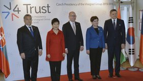Polská premiérka Beata Szydlová na schůzce premiérů Visegrádu v Praze a s hostem v podobě jihokorejské prezidentky Pak Kun-hje
