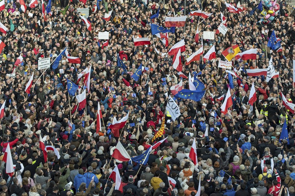 Protesty ve Varšavě: Proti polské vládě premiérky Beaty Szydlové