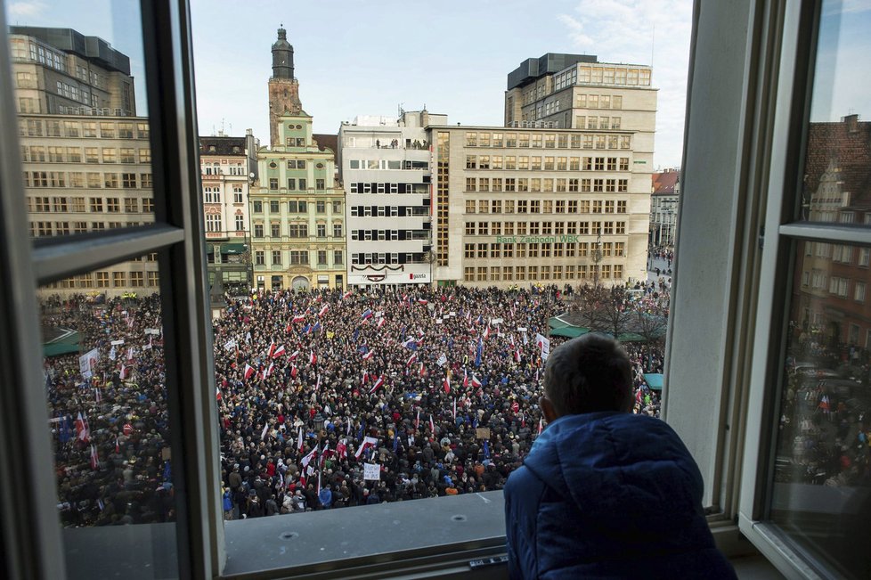 Protesty ve Varšavě: Proti polské vládě premiérky Beaty Szydlové