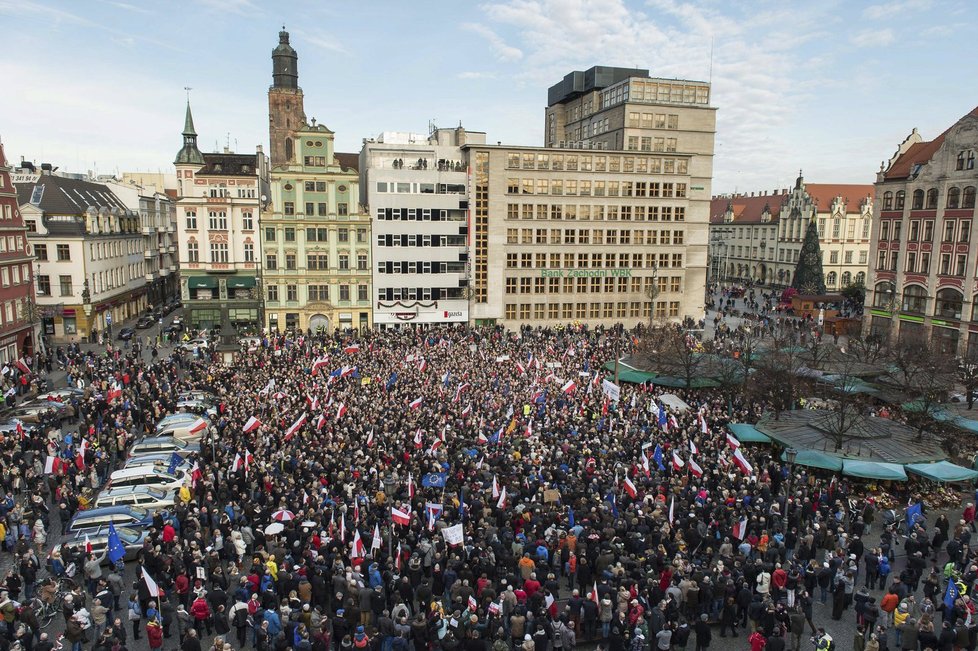 Protesty ve Varšavě: Proti polské vládě premiérky Beaty Szydlové