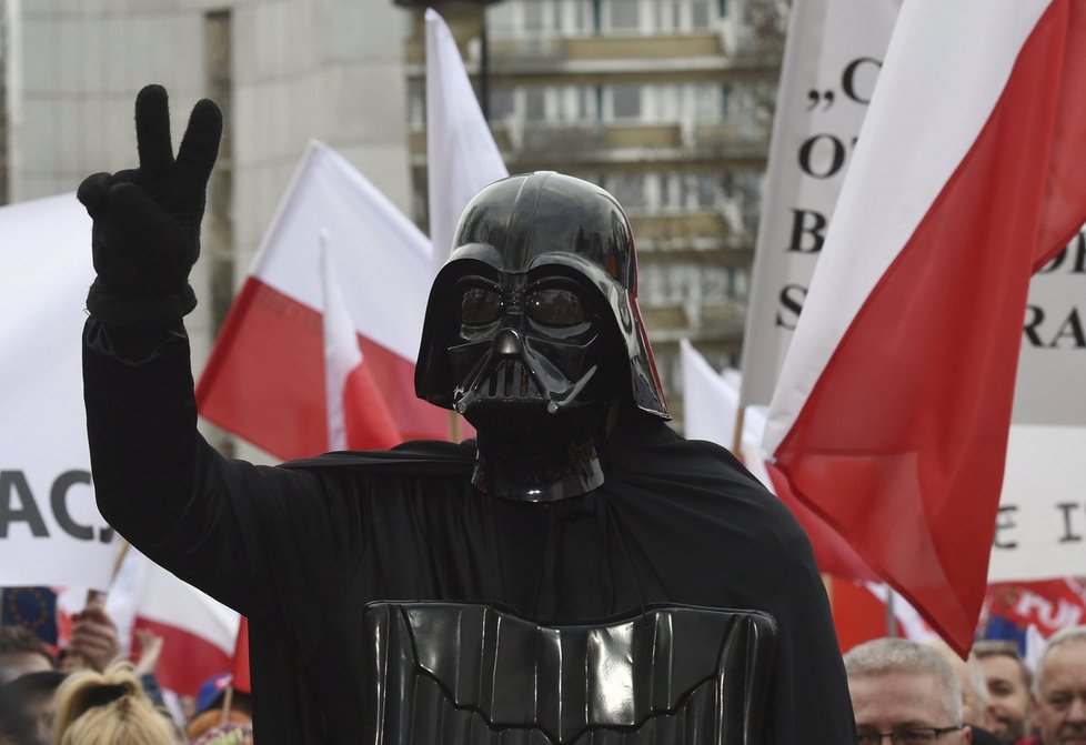 Darth Vader z Hvězdných válek na protestu ve Varšavě