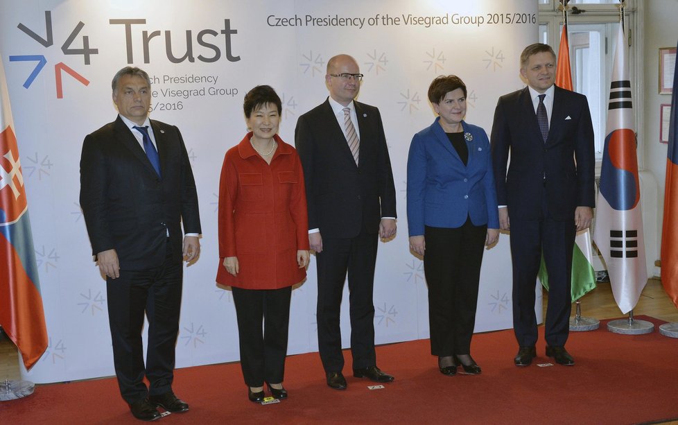 Polská premiérka Beata Szydlová na schůze premiérů Višegrádu v Praze a s hostem v podobě jihokorejské prezidentky Pak Kun-hje