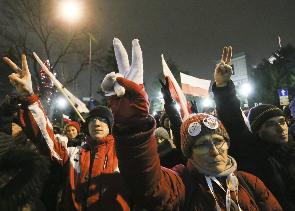 Polsko zasáhly mohutné protivládní protesty.