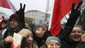 Polsko zasáhly mohutné protivládní protesty