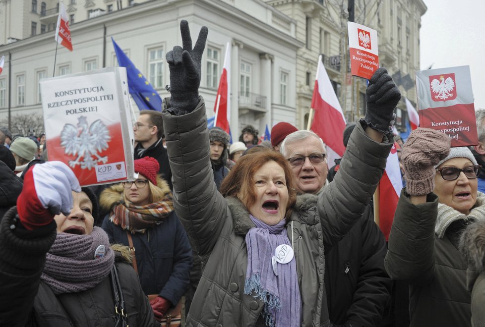 Polsko zasáhly mohutné protivládní protesty.