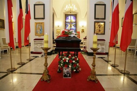 V kapli Prezidentského paláce byla vystavena rakev s tělem polského prezidenta Lecha Kaczyńskeho.