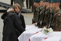 Polské ženy pláčou pro mrtvé muže, bratry a syny