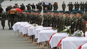 Rakve s ostatky třiceti obětí leteckého neštěstí dorazily do Varšavy