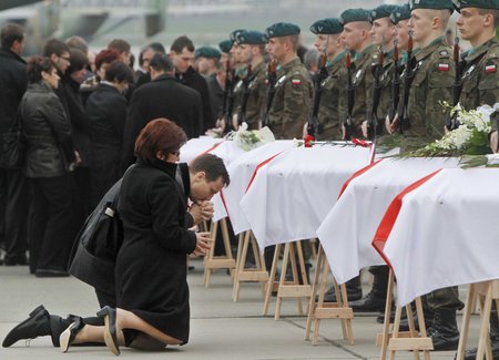 Rakve s ostatky třiceti obětí leteckého neštěstí dorazily do Varšavy.