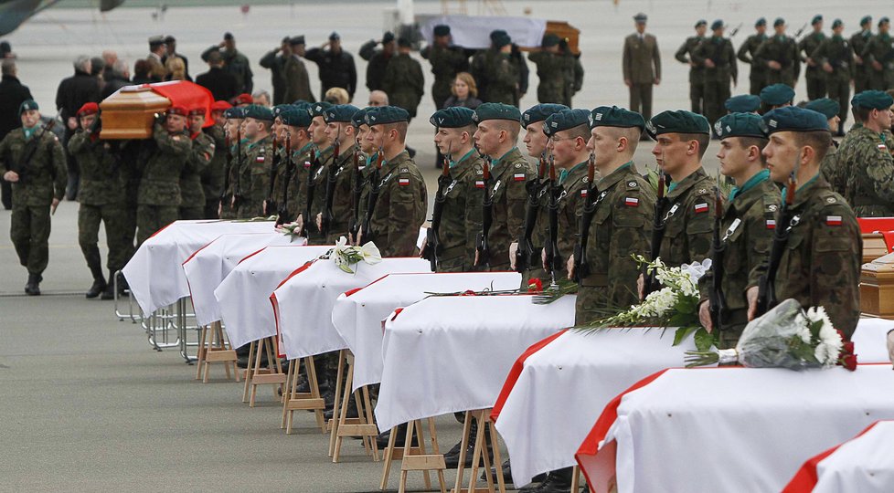 Rakve s ostatky třiceti obětí leteckého neštěstí dorazily do Varšavy