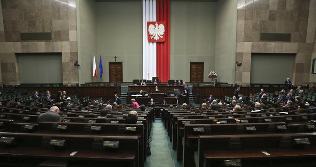 Cenzura v polském parlamentu: Za fotku bosé poslankyně rok zákaz vstupu