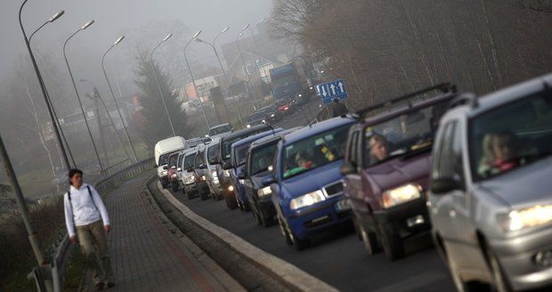 Češi „vyzráli“ na zavřené obchody. Za nákupním šílenstvím vyrazili do Polska