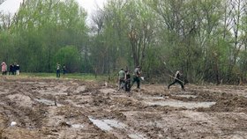 Z místa katastrofy u Smolenska byly už odvezeny trosky letounu. Bahno však dosud skrývá ostatky obětí.