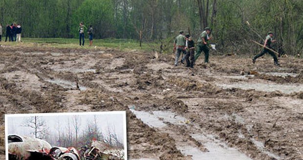 Z místa katastrofy u Smolenska byly už odvezeny trosky letounu. Bahno však dosud skrývá ostatky obětí.