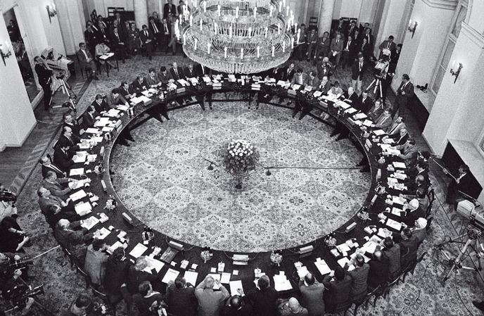 Podzim 1989. Kulatý stůl, na kterém připustili komunisté vstup Solidarity do demokratické soutěže.