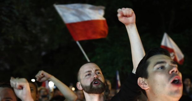 „Zrádci!“ křičely davy v Polsku. Senát odkýval zákon o nejvyšším soudu