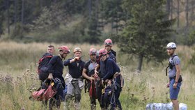 Záchranáři vynesli těla mrtvých speologů: Museli si k nim razit cestu výbuchy!