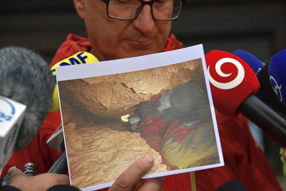 Záchranáři vynesli těla mrtvých speologů: Museli si k nim razit cestu výbuchy!