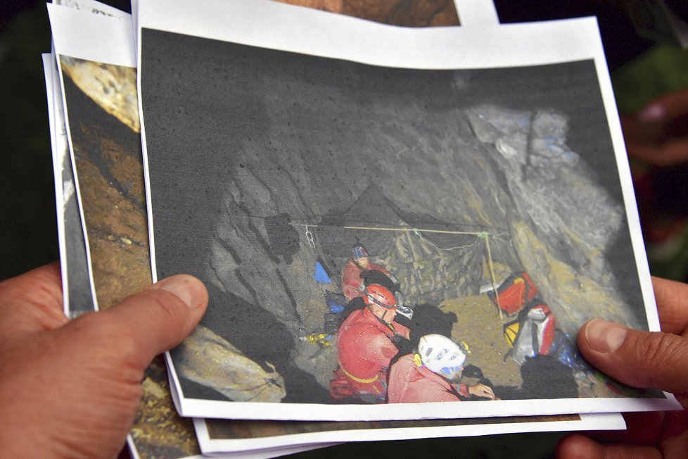 Záchranáři vynesli těla mrtvých speologů: Museli si k nim razit cestu výbuchy!