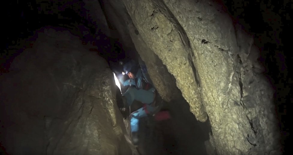 Záchranáři vynesli těla mrtvých speologů: Museli si k nim razit cestu výbuchy!