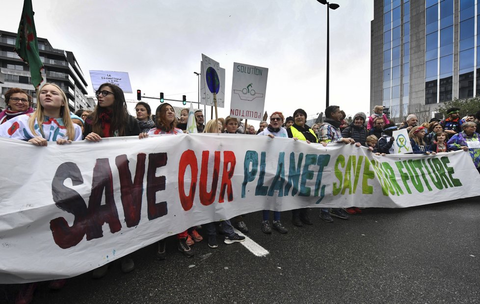 V Bruselu lidé demonstrovali za politická řešení klimatických změn