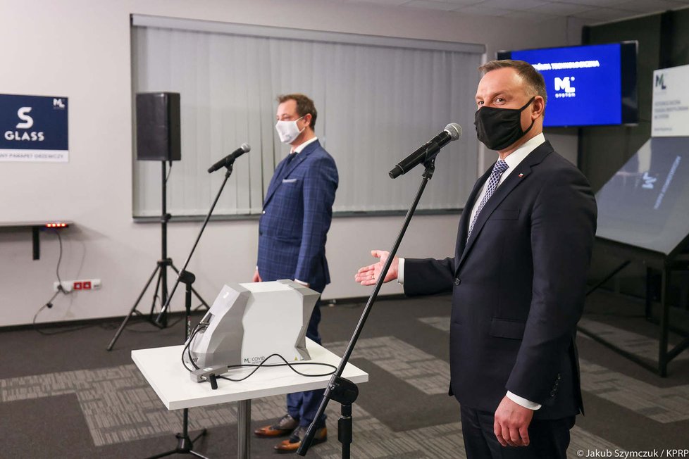 Nový polský přístroj má být schopný rozpoznat koronavirus z dechu. Chválou nešetří ani prezident Andrzej Duda (11. 2. 2021).