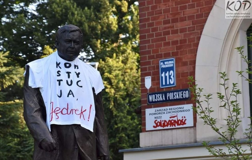 Polští aktivisté navlékli několik soch do triček s nápisem „ústava“.
