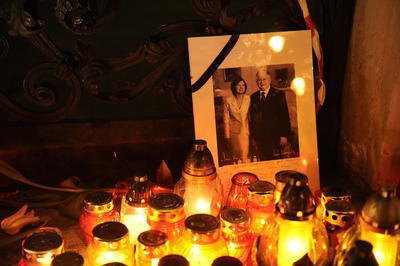 Veřejný smuteční obřad za oběti letecké katastrofy, při níž u Smolenska na západě Ruska zahynul polský prezident Lech Kaczyński s chotí a desítky osobností veřejného života, se uskuteční dnes v poledne v centru Varšavy.