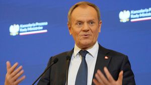 Ranní check: Třetí pilíř je nejslabším článkem důchodové reformy, Tusk zajistil pro Polsko peníze z Bruselu