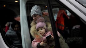 Na hranicích s Polskem mrznou stovky matek s dětmi.