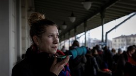 Na hranicích s Polskem mrznou stovky matek s dětmi.
