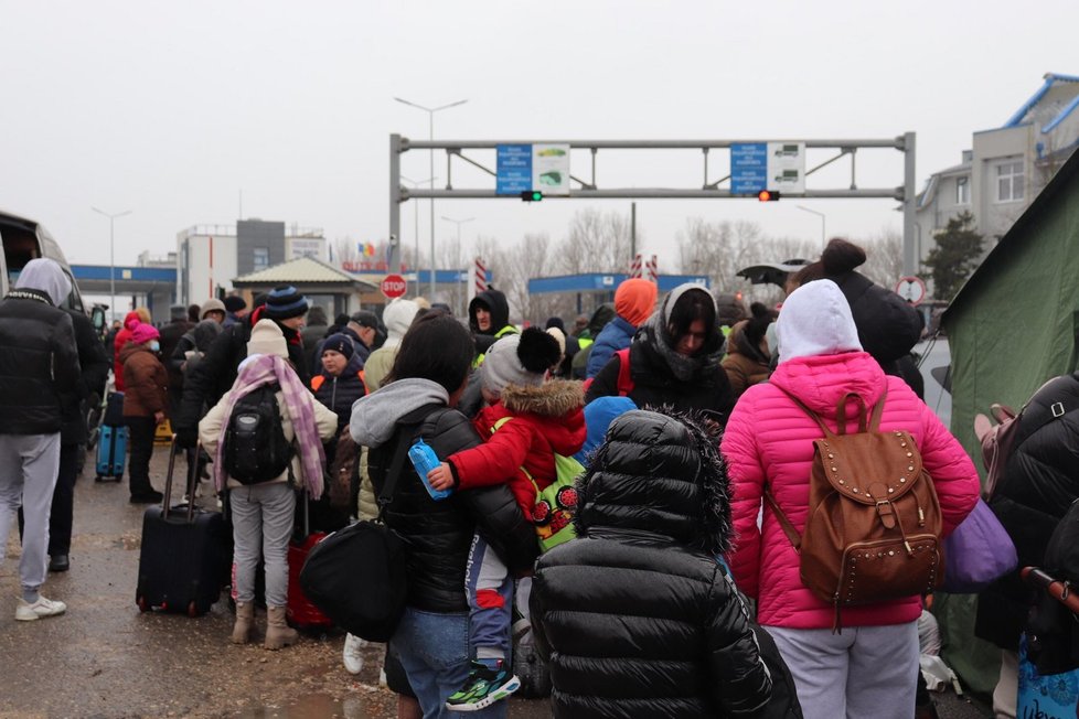 Na hranicích s Polskem mrznou stovky matek s dětmi