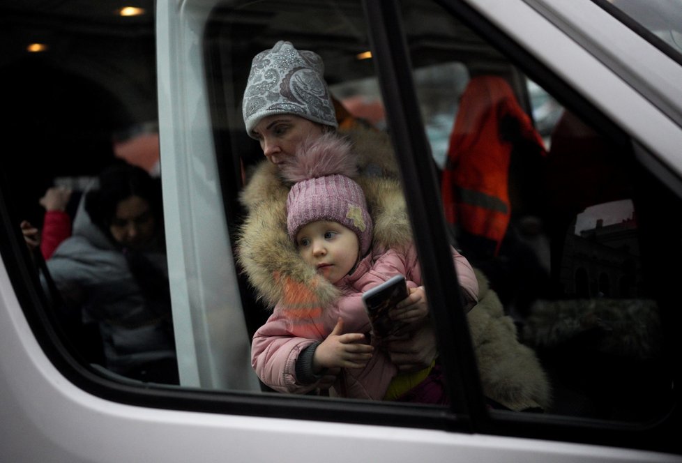 Na hranicích s Polskem mrznou stovky matek s dětmi