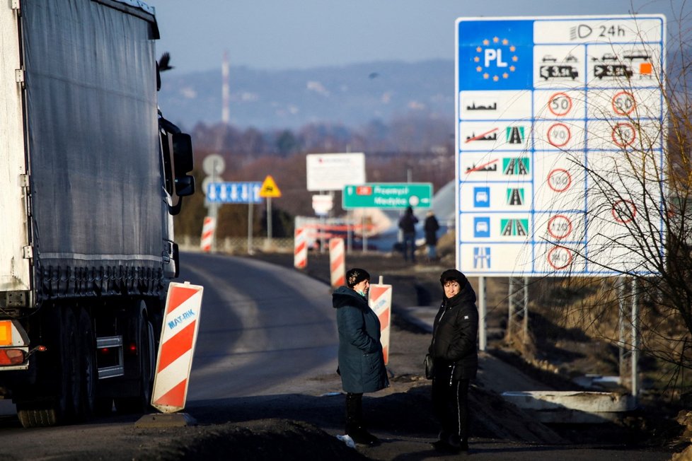 Polsko Ukrajincům na hranicích nabízí jídlo a ošetření