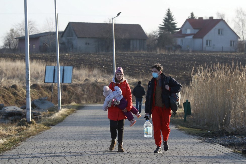 Polsko Ukrajincům na hranicích nabízí jídlo a ošetření.