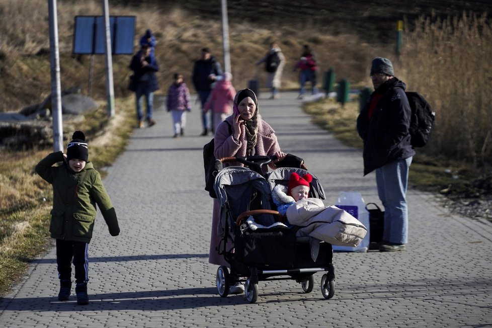 Polsko Ukrajincům na hranicích nabízí jídlo a ošetření.