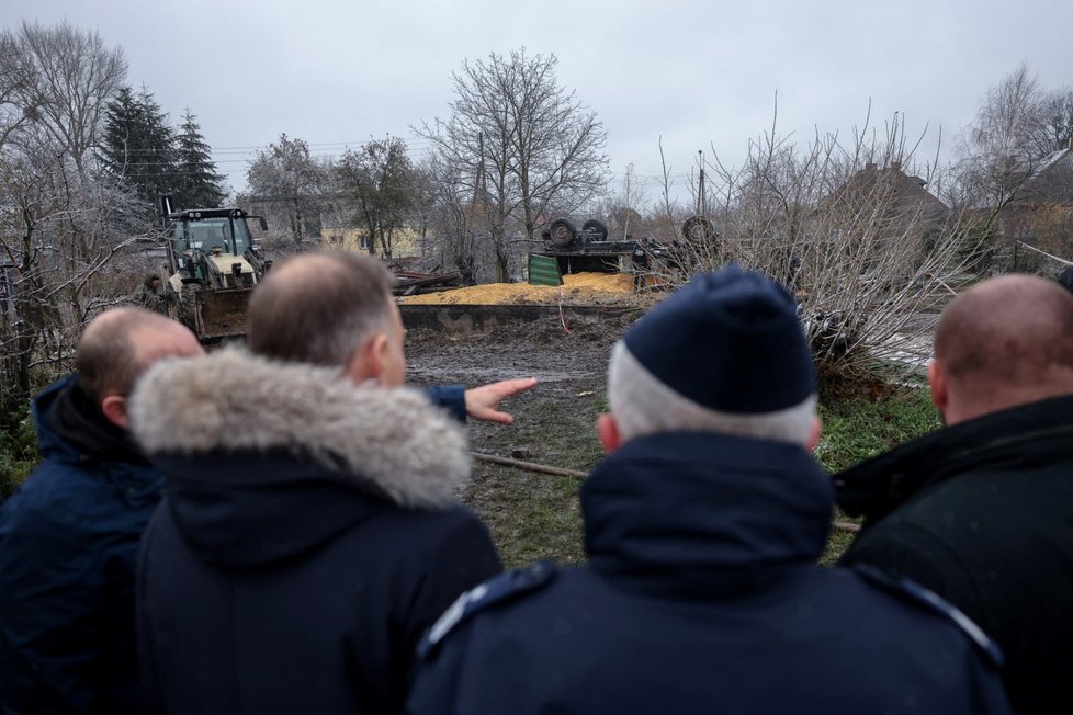 Polský prezident Andrzej Duda navštívil místo, kam dopadla střela a zabila dva lidi (17. 11. 2022)