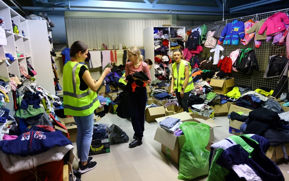 Dobrovolníci pomáhají ukrajinským běžencům v asistenčním centru v polském Řešově (12. 3. 2022)