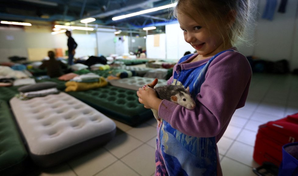 Dobrovolníci pomáhají ukrajinským běžencům v asistenčním centru v polském Řešově. (12. 3. 2022)