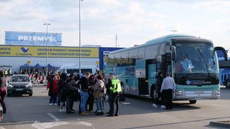 Měsíc po začátku války uprchlíci dál přicházejí. Ve Lvově začínají chybět potraviny.