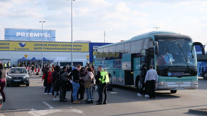 Do Polska stále proudí uprchlíci z Ukrajiny. Takto to nyní vypadá ve městě Przemysl u polsko-ukrajinských hranic.