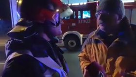 Zoufalý otec se snaží zjistit nějaké informace od zasahujících hasičů