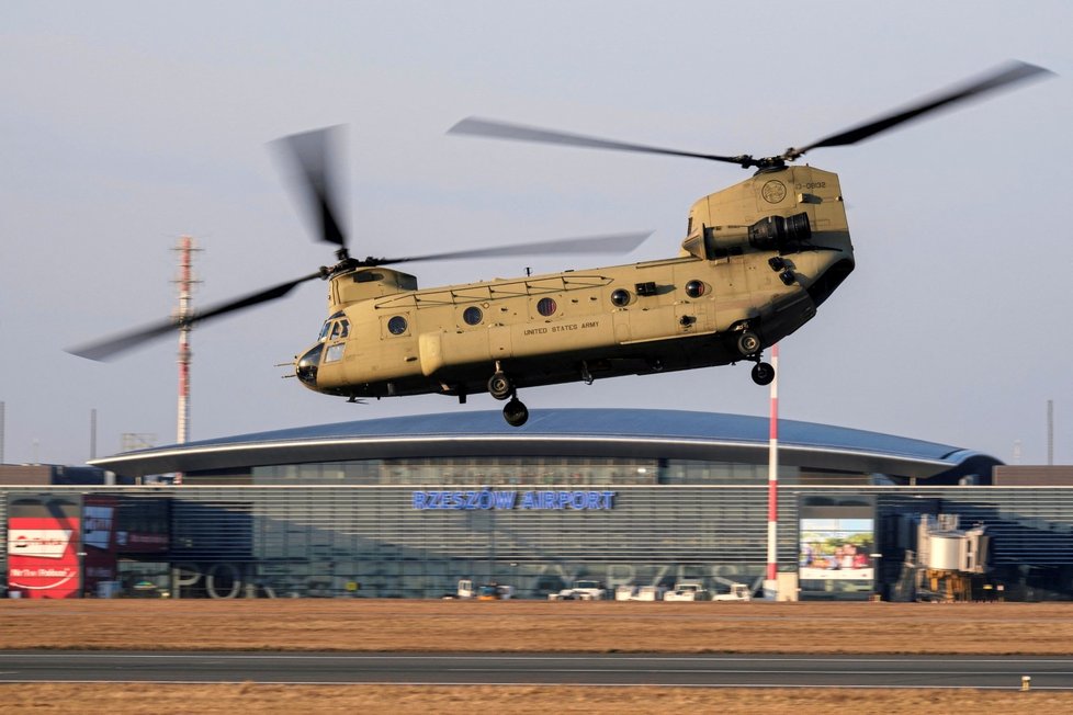 Vrtulník Chinook americké armády v Polsku během napětí na rusko-ukrajinské hranici (15. 2. 2022).