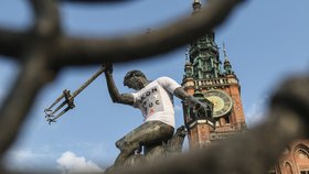 Neptun v tričku „ústava“. Polští aktivisté protestují oblékáním soch proti vládě