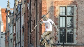 Polští aktivisté navlékly několik soch do triček s nápisem „ústava“. Na snímku socha Neptuna v Gdaňsku.