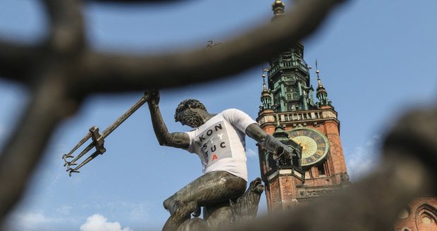 Neptun v tričku „ústava“. Polští aktivisté protestují oblékáním soch proti vládě