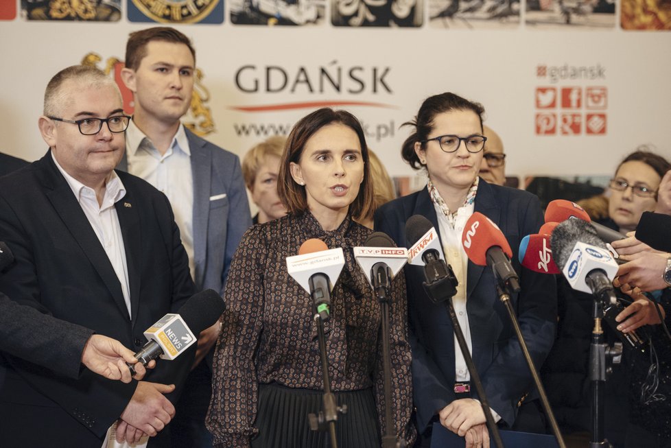 Mluvčí primátora Adamowicze Magdalena Skorupková-Kaczmareková společně s náměstkem primátora Piotrem Kowalczukem vystoupila na tiskové konferenci. Adamowicz podlehl zraněním, které utržil během nedělního útoku, (14.01.2019).
