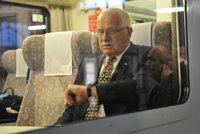 Prezident luštil ve vlaku křížovku Blesku!
